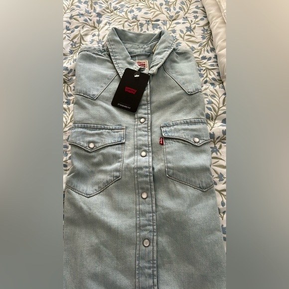 NWT Levi's Classic Blue Button-Up Shirt Light Wash Color - Picture 4 of 5